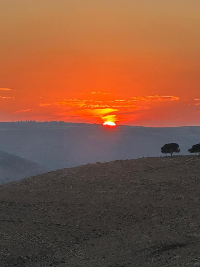 Готель Wadi Al-Wala View Camp Мадаба Екстер'єр фото
